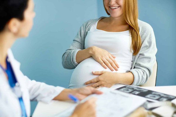 What are the detailed guidelines for prenatal iron supplementation in the UK?