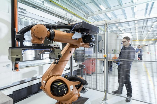 What are the latest advancements in robotic surgery that UK surgeons can adopt for gynecological operations?